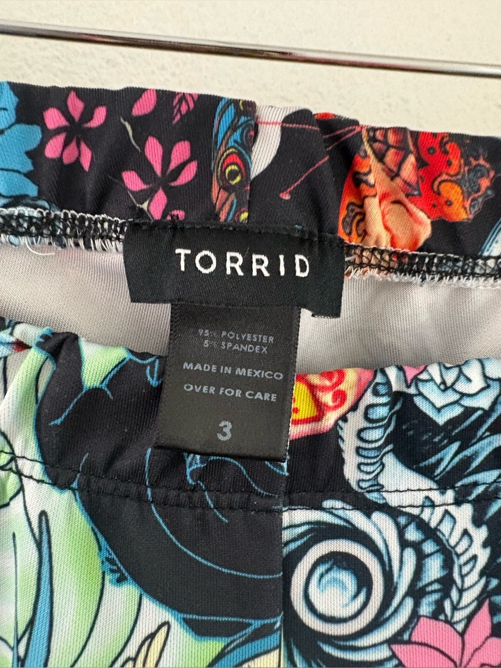 Torrid leggings featuring a vibrant, multi-colored tattoo-inspired print size 3X - Picture 4 of 6
